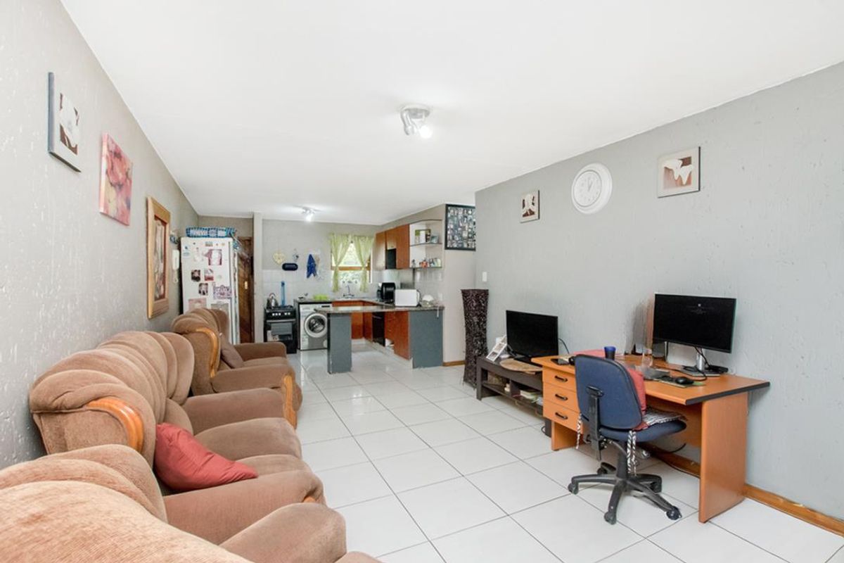 Lovely 2 bedroom 1 bathroom ground floor unit for sale in Weltevreden Park - Photo 3