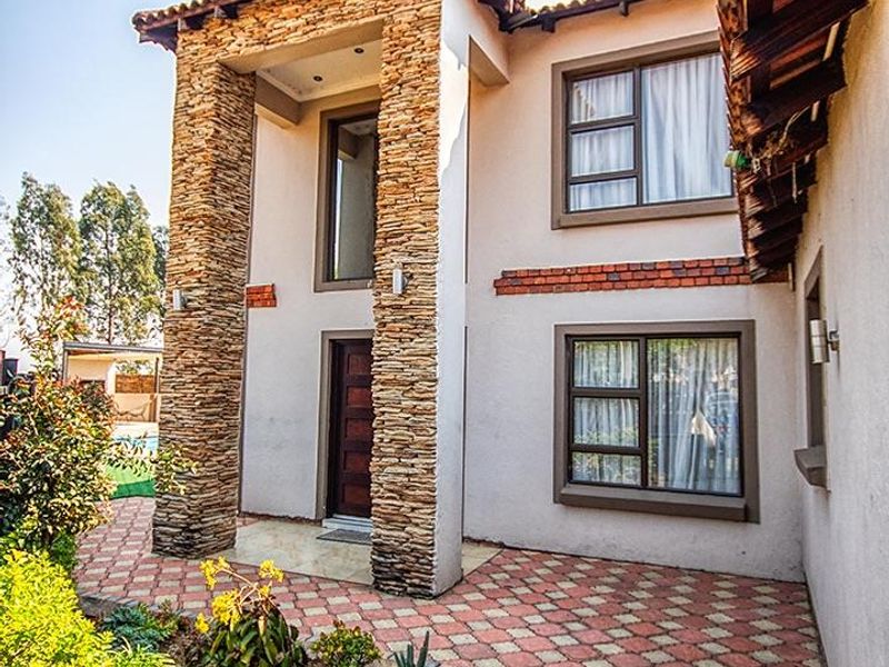 Corner double storey Meyersig Lifestyle Estate property on a big stand! - Photo 4