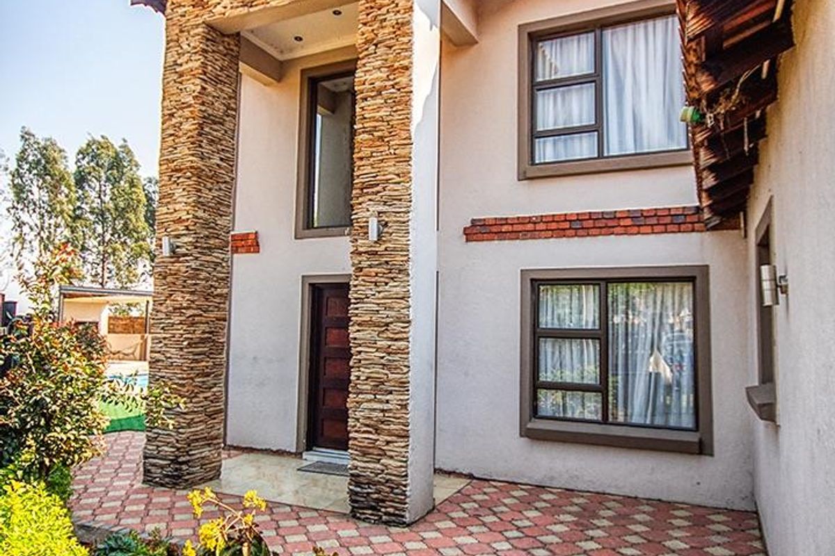 Corner double storey Meyersig Lifestyle Estate property on a big stand! - Photo 4