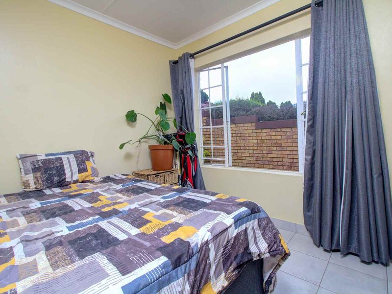 Perfect Lock-Up and Go Townhouse with Private Garden - Photo 8