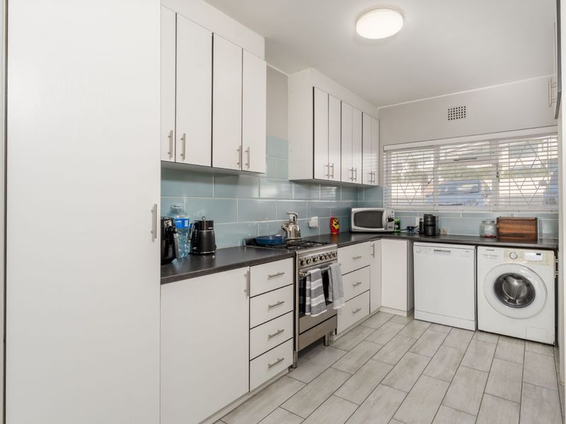 Spacious Two-Bedroom Apartment with Sea Views in Sought-After Highgate Complex - Photo 8