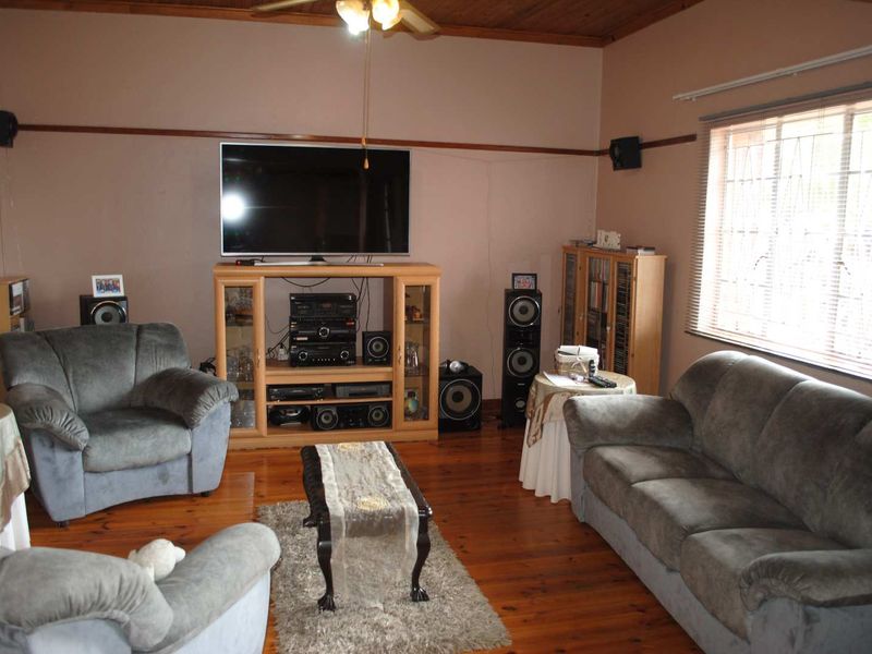 Lovely Farm Close to Town – Ideal for the Bona-Fide Farmer - Photo 4