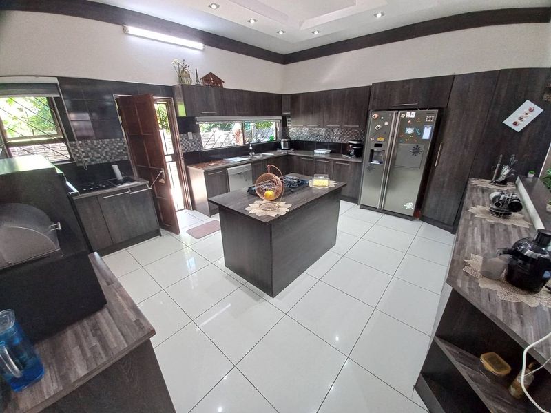 Exceptional Dual-Residency Property in Prime Location - Photo 4