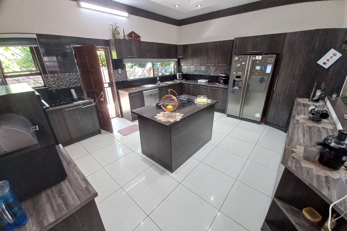 Exceptional Dual-Residency Property in Prime Location - Photo 4