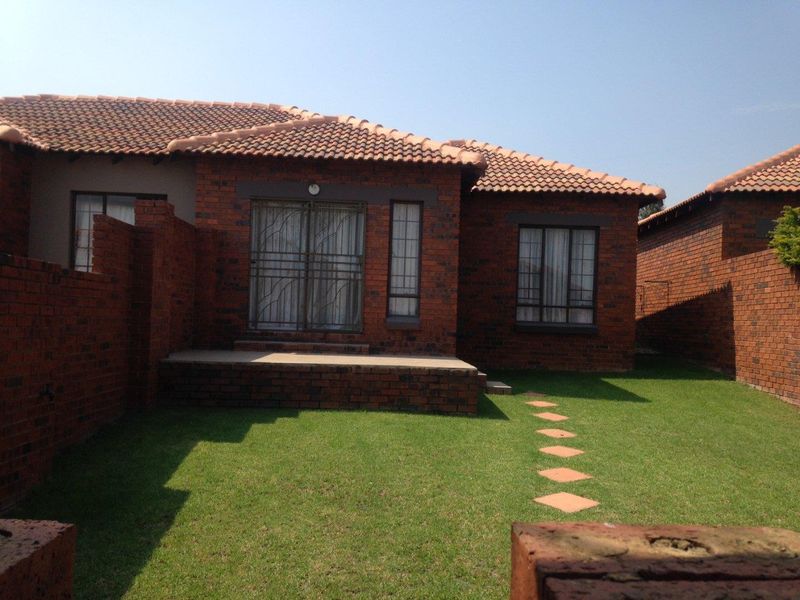 Townhouse in secure complex with 2 tiled bedrooms - Photo 5