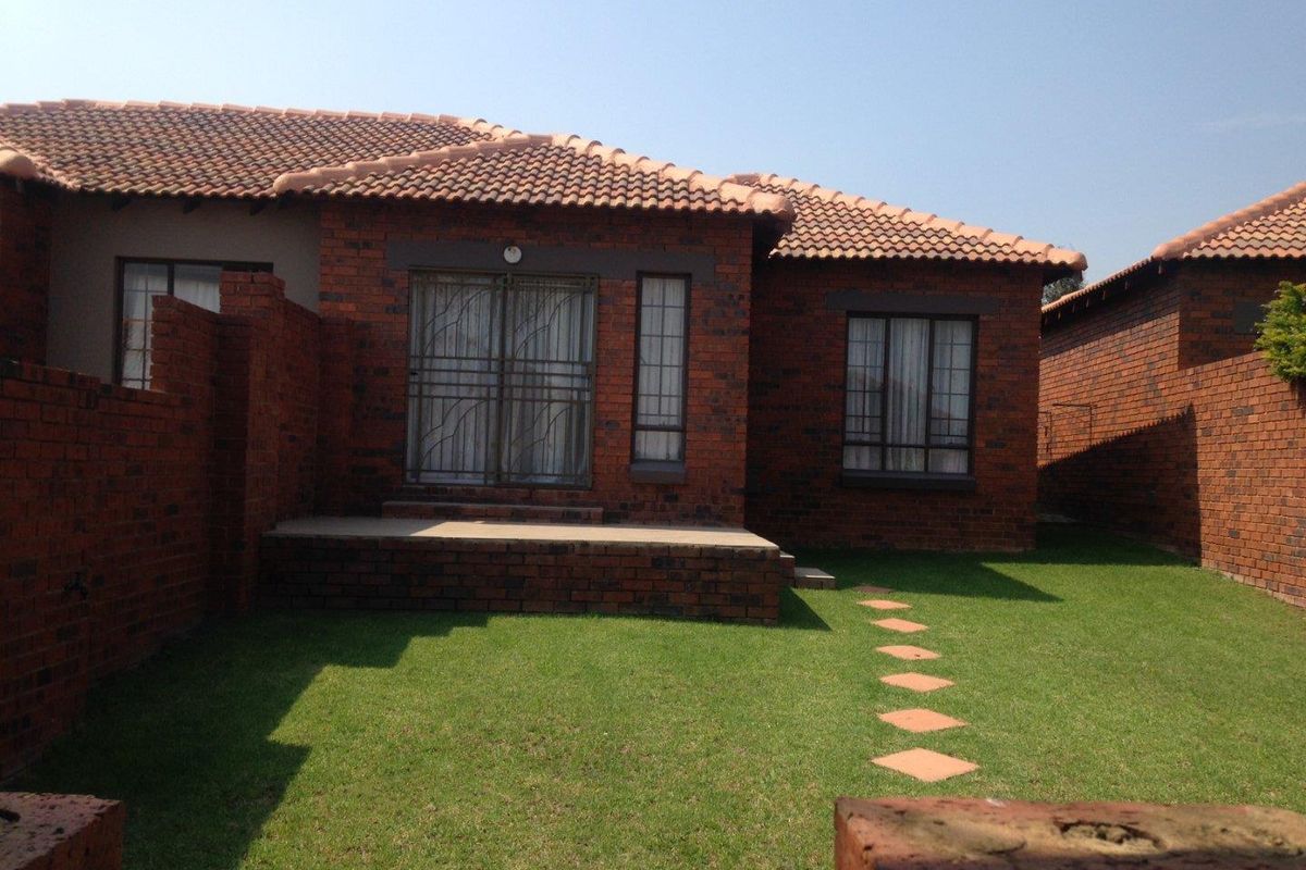 Townhouse in secure complex with 2 tiled bedrooms - Photo 5