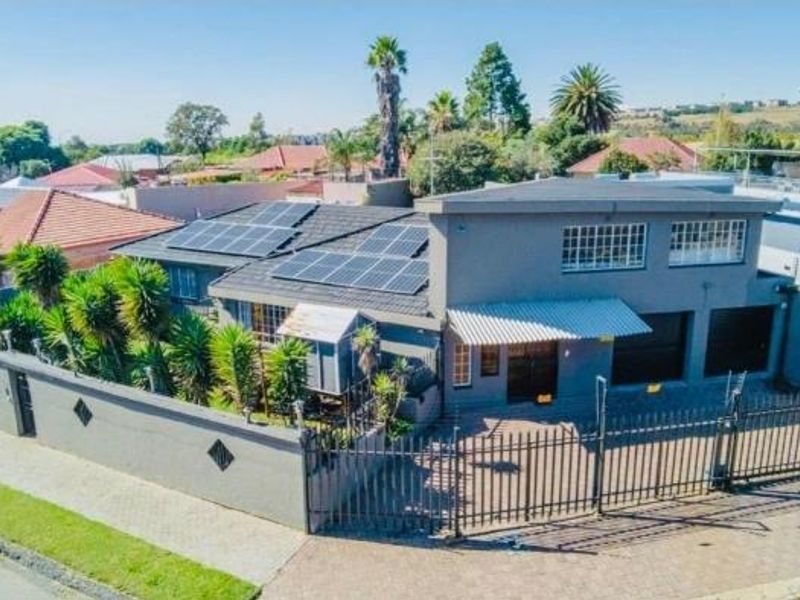 4 Bedroom House for Sale in Rewlatch Johannesburg - Photo 2