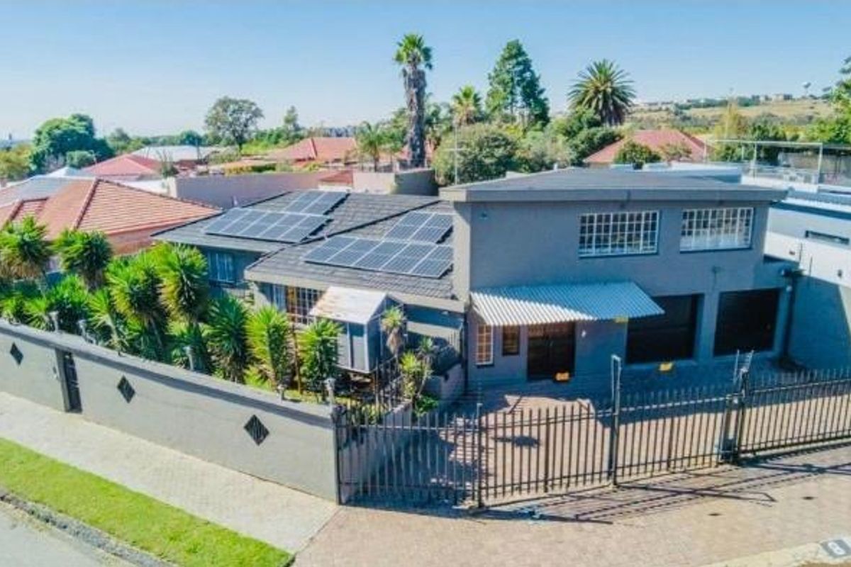 4 Bedroom House for Sale in Rewlatch Johannesburg - Photo 2