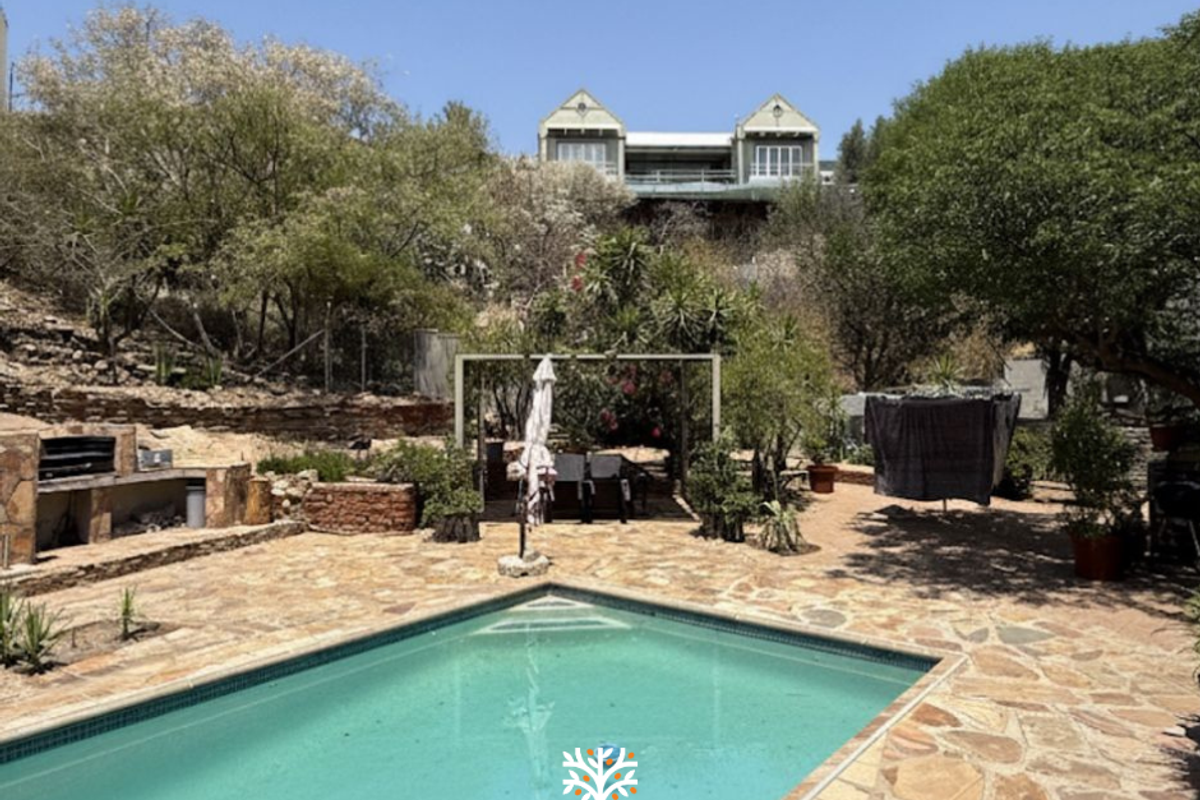 FAMILY HOME FOR SALE IN LUXURY HILL - Photo 3