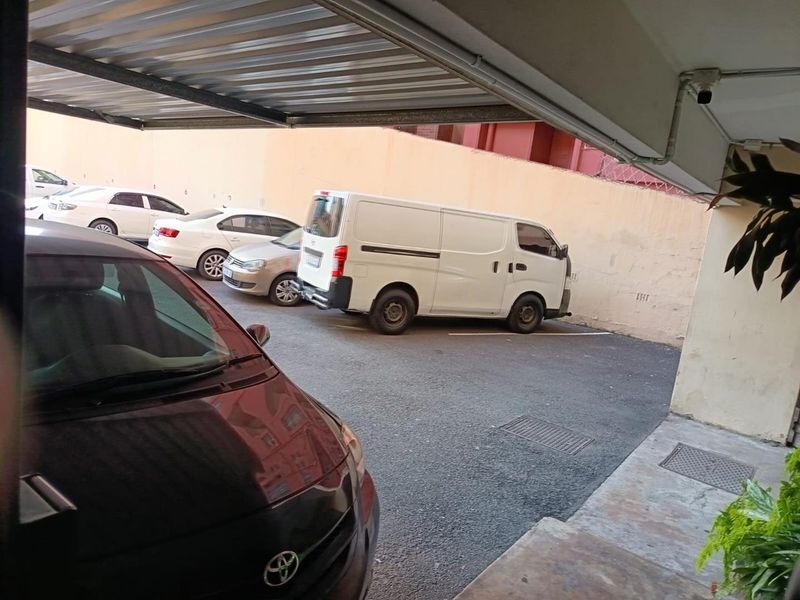 Perfect lock-up-and-go apartment for sale in a well maintained building! - Photo 8