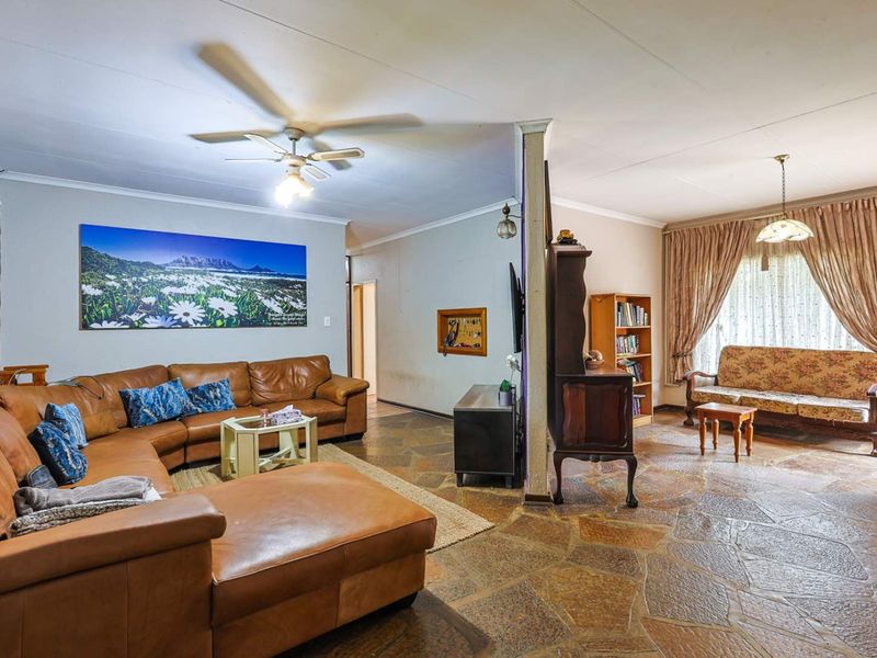 Spacious 4 Bedroom Family Home on Expansive Stand - Photo 8