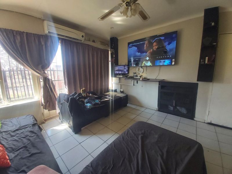 Cozy 3 Bedroom Home - Photo 7