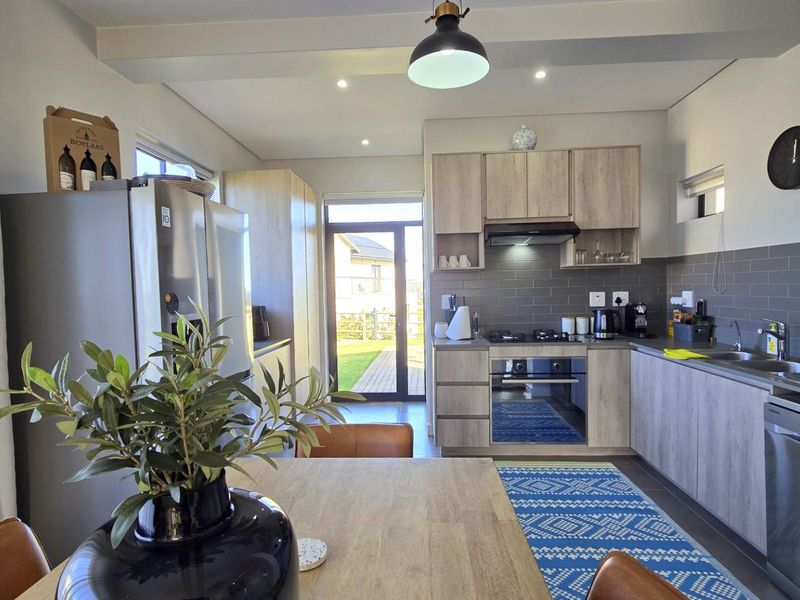 Cozy family home offering stunning sea views from the upstairs bedrooms, - Photo 6