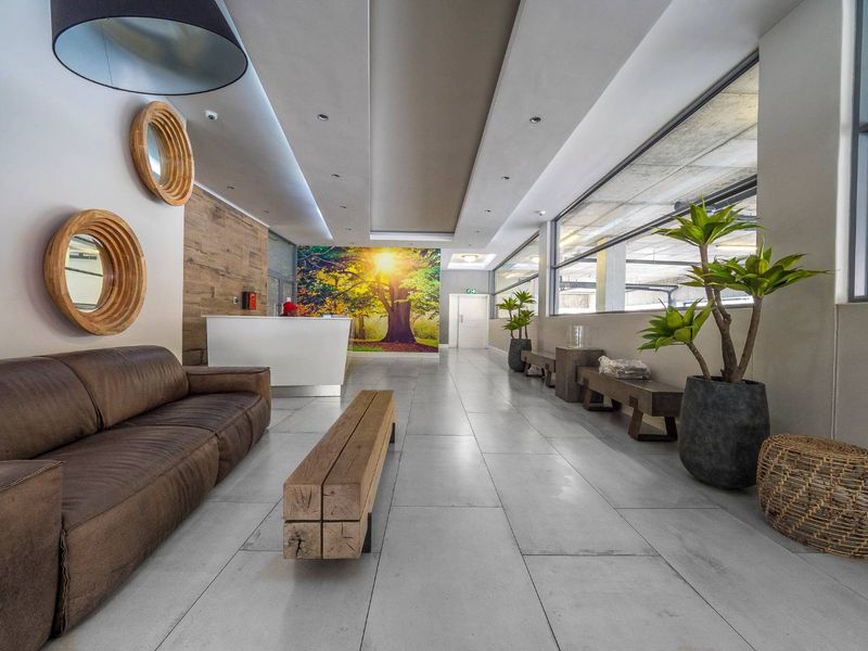 Prime Location, Modern Bachelor Pad - Photo 2