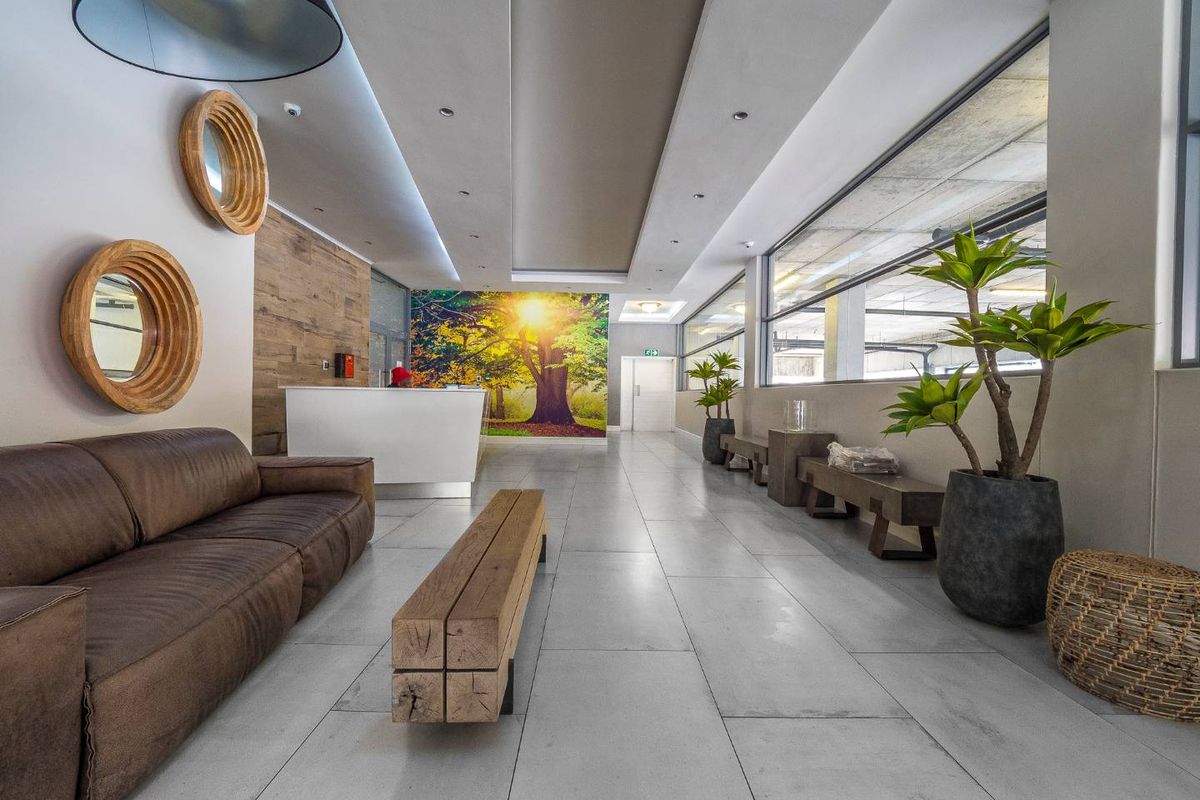 Prime Location, Modern Bachelor Pad - Photo 2