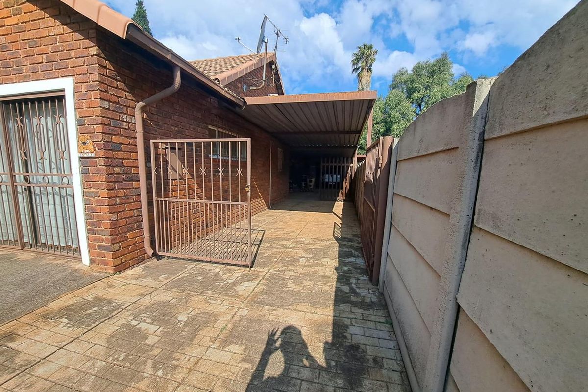 Spacious Family Home with Lush Garden & Entertainment Area - Photo 5