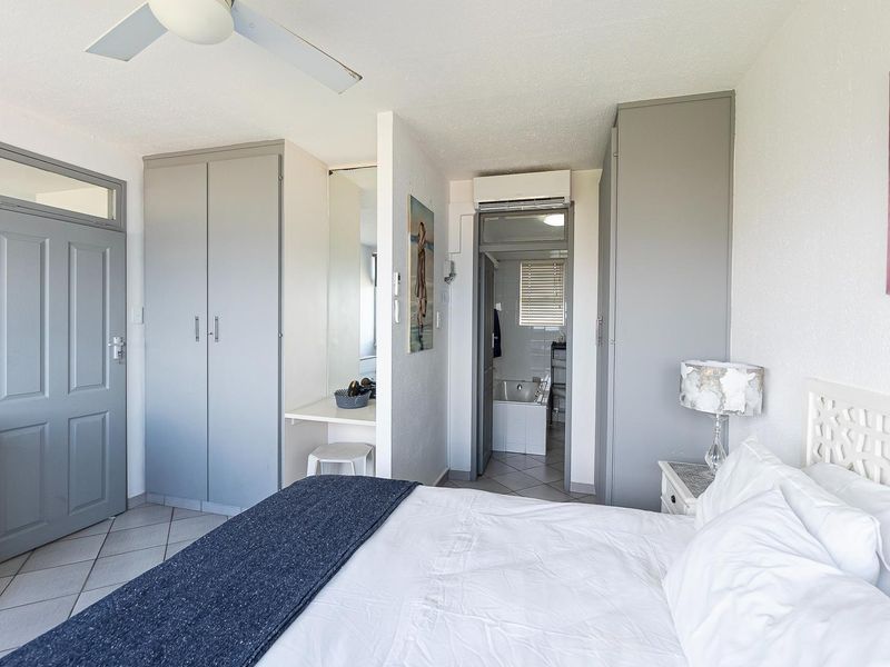 Modern, furnished and on the beach - Photo 10