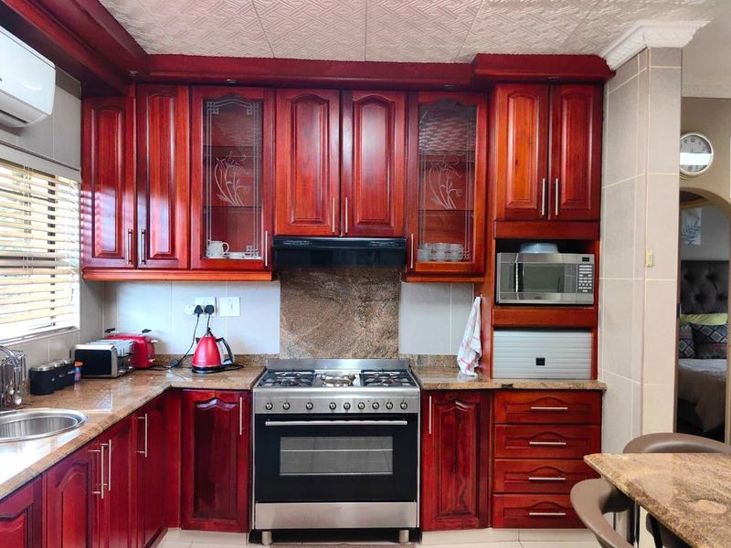 Grand Family Residence with Exceptional Entertainment Spaces in Veld En Vlei - Photo 8