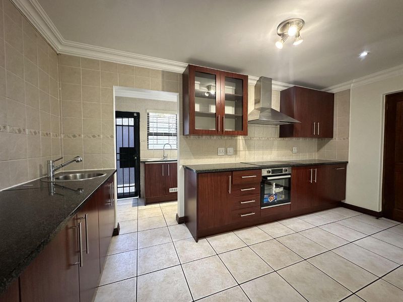 Very Secure 4 Bedroom Home For Rent In Morningside, Sandton - Photo 3