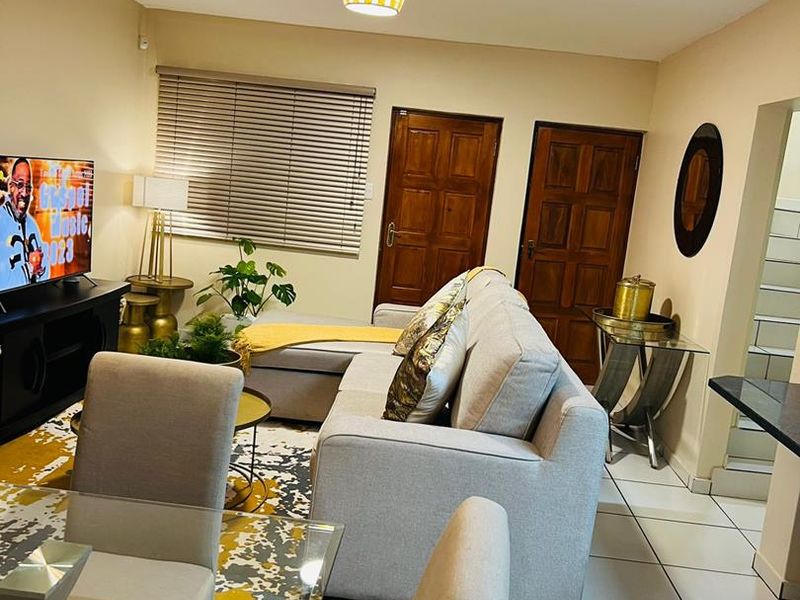 Modern 2-Bedroom Duplex with Air Conditioning, Uncapped WiFi & Included Services - Photo 5