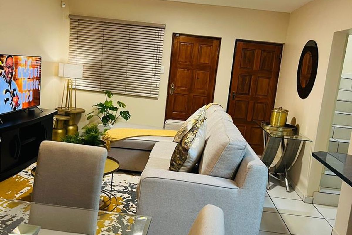 Modern 2-Bedroom Duplex with Air Conditioning, Uncapped WiFi & Included Services - Photo 5
