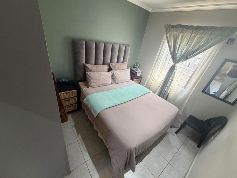 A modern 3 Bedroom house for sale in Lotus Garden. - Photo 8