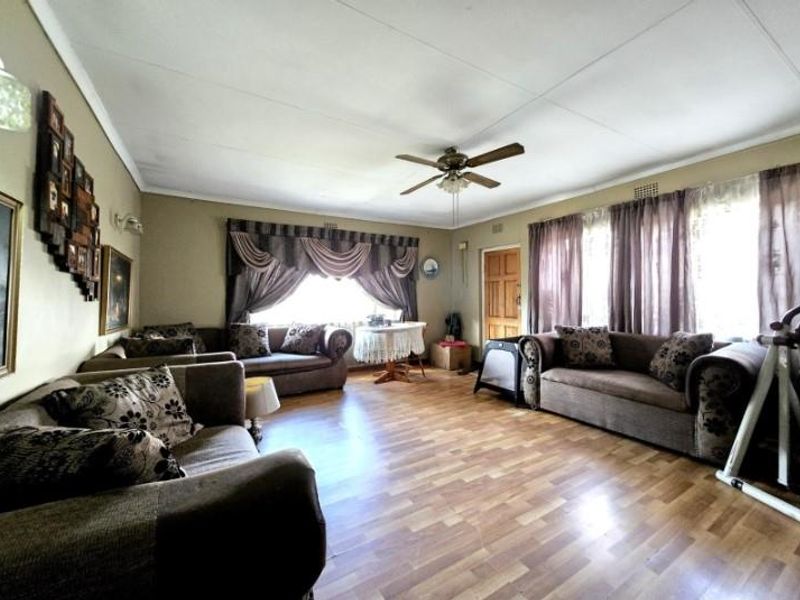 Three Bedroom Home with Flatlet For Sale in General Alberts Park - Photo 5