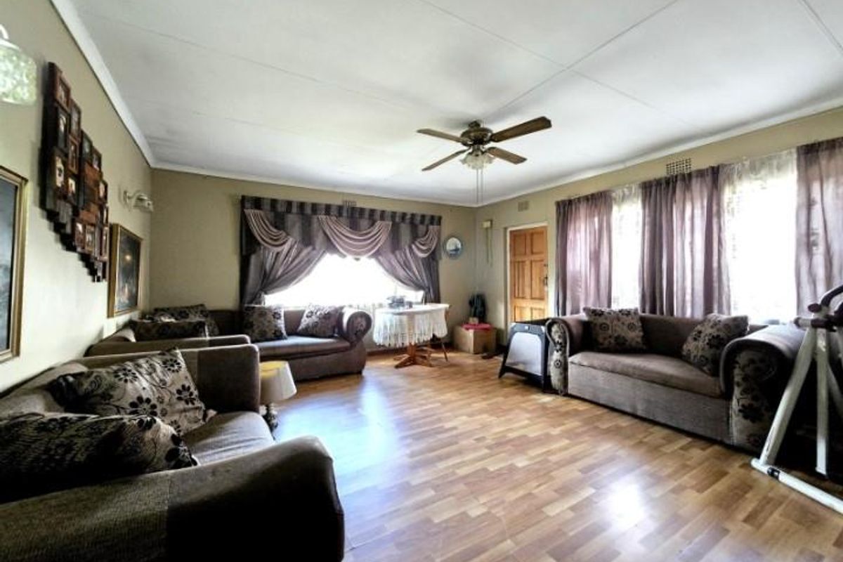 Three Bedroom Home with Flatlet For Sale in General Alberts Park - Photo 5