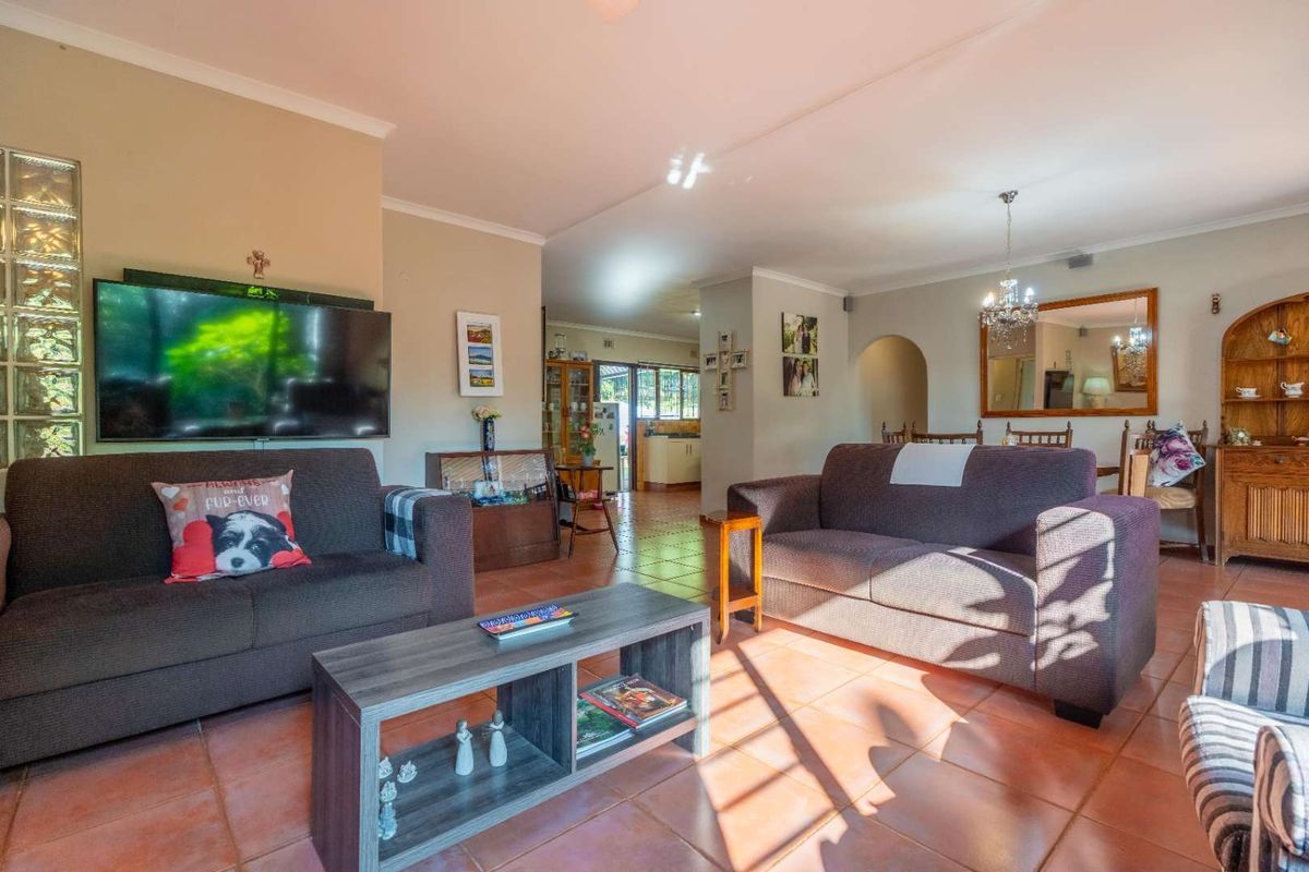 Spacious Family Home with Guest Cottage in Forest Hills - Photo 5