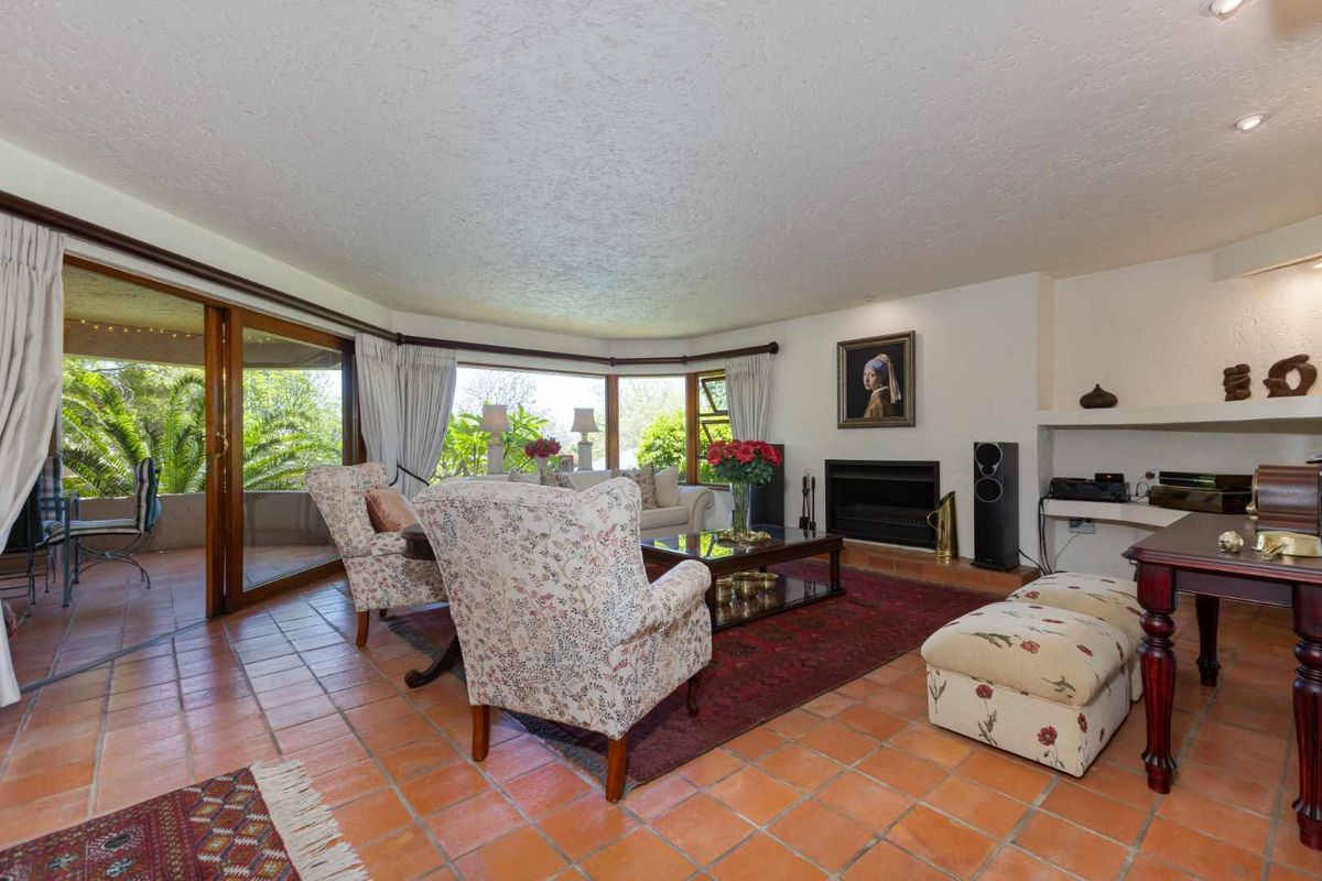 LIGHT, BRIGHT AND BREEZY ENTERTAINER / FAMILY HOME IN THE HEART OF LONEHILL IN A QUIET CUL-DE-SAC - Photo 3