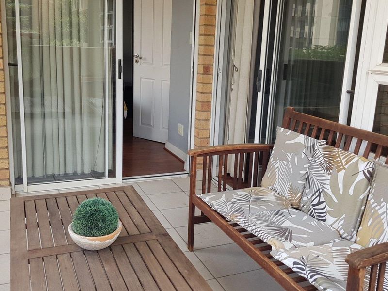 Elegantly Furnished Apartment to Let in the Heart of Sandton - Photo 3