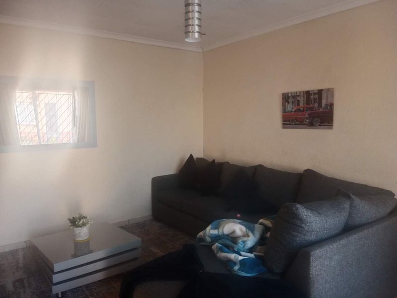 Spacious 3 Bedroom, 2 Bathroom Simplex To Let - Photo 5