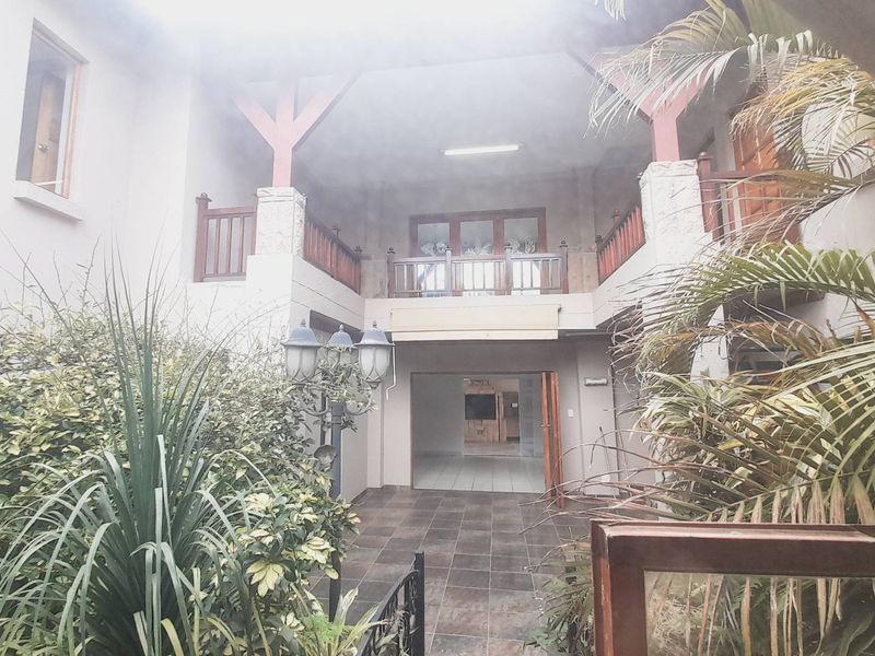 "Exclusive Birdwood Home with Gourmet Kitchen and Entertaining Spaces!" - Photo 2