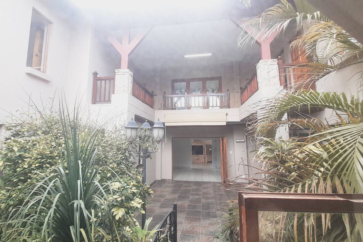 "Exclusive Birdwood Home with Gourmet Kitchen and Entertaining Spaces!" - Photo 2