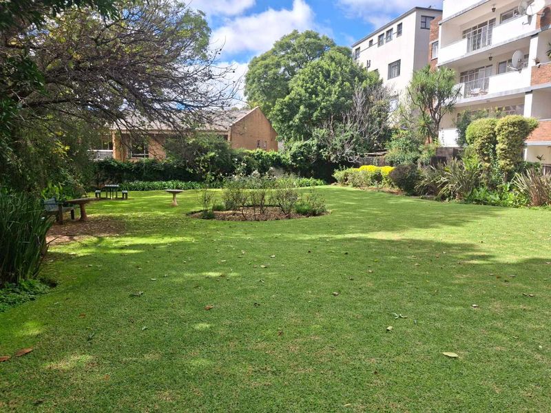 A CHARMING THREE BEDROOM GARDEN APARTMENT - Photo 2