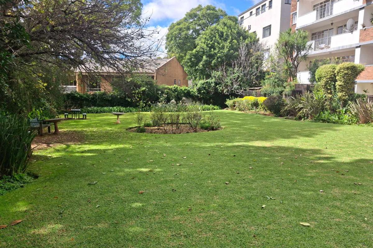 A CHARMING THREE BEDROOM GARDEN APARTMENT - Photo 4