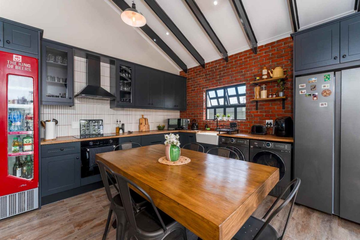 Modern 2-Bedroom Apartment for Sale in Thornton - Photo 2