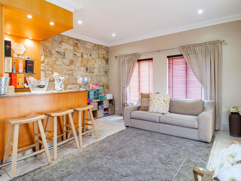 Elegant Cluster Home with Solar Power - Photo 4