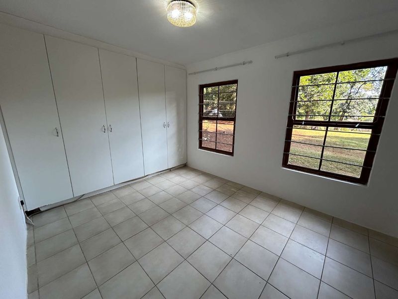 Spacious 2 Bedroom Cottage with Garage & Private Garden - Photo 9
