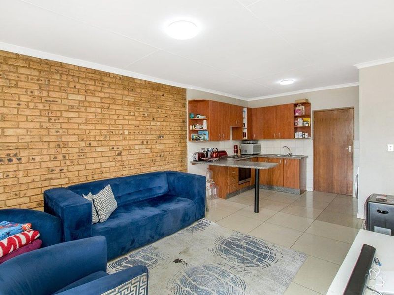 Neat 2 bedroom 1 bathroom unit for sale in Honey Park Roodepoort - Photo 8