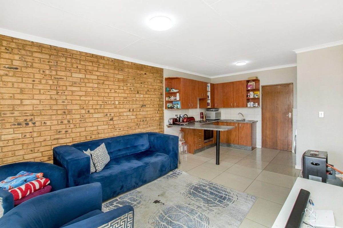 Neat 2 bedroom 1 bathroom unit for sale in Honey Park Roodepoort - Photo 4