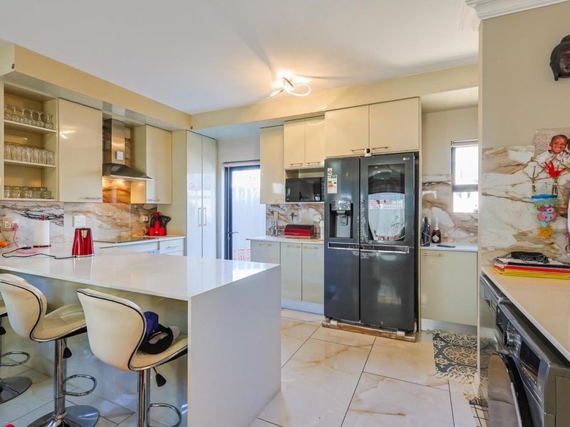 **Stunning Ultra-Modern 3-Bedroom Townhouse in the Prestigious Olive's Gate Estate** - Photo 6