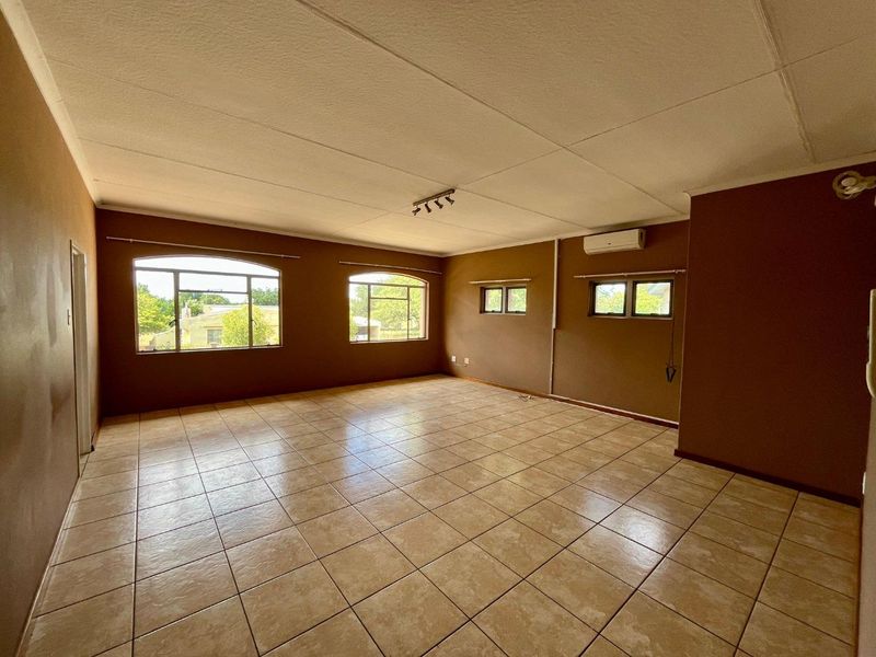 House for Sale in Okahandja – Spacious 4 Bedroom Home with Garages | N$2,000,000 - Photo 8