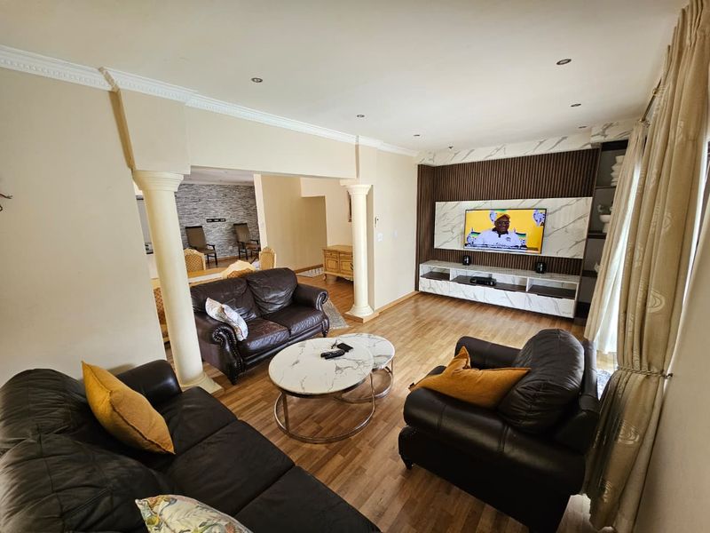 Spacious Home Living - Photo 6