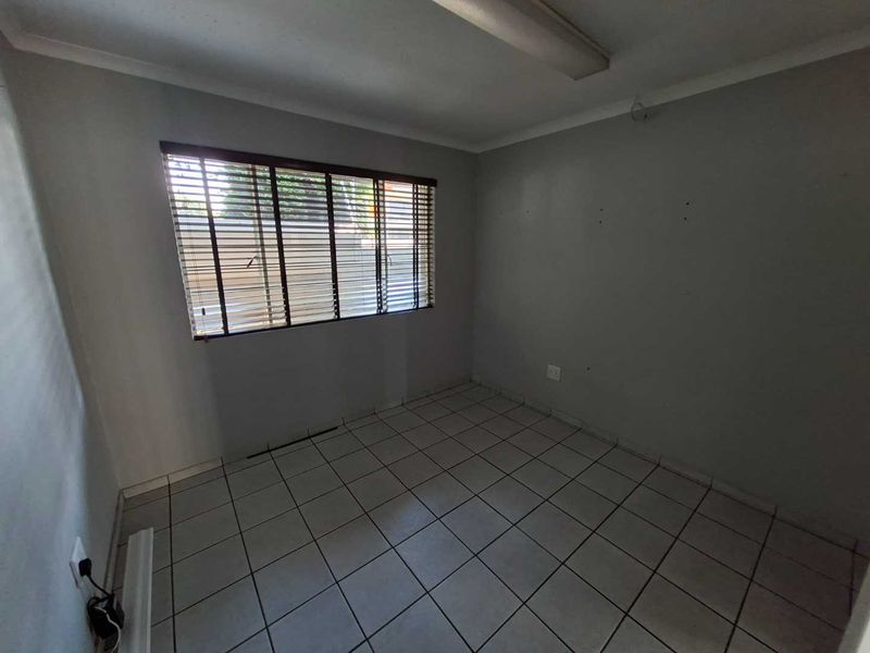 SPACIOUS CORPORATE OFFICE SPACE TO LET IN RUIMSIG - Photo 8