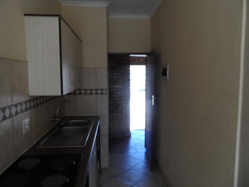 2 BEDROOM FLAT TO RENT IN CAPITAL PARK - Photo 6