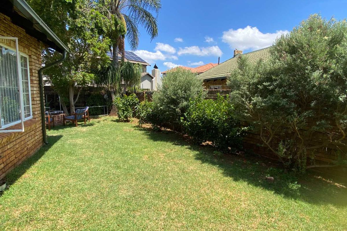 2 Bedroom Townhouse for Sale in Pierre Van Ryneveld. - Photo 4