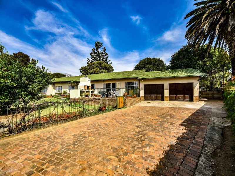 Three bedroom home with spacious flat - Garsfontein - Photo 3