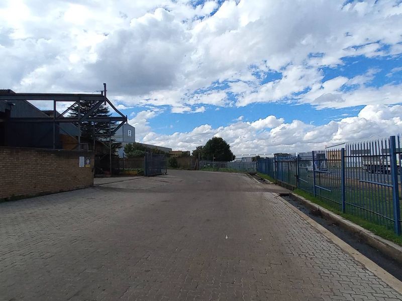 600m2 Jet Park Warehouse To Let - Photo 4