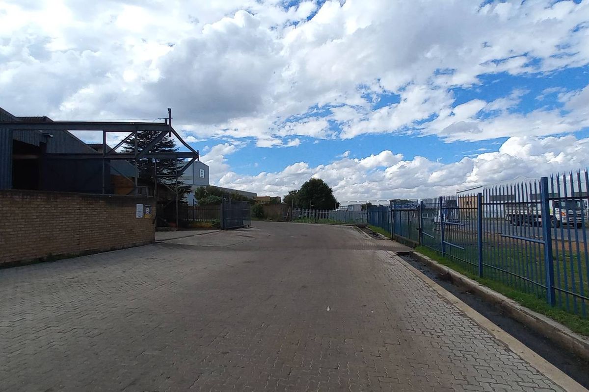 600m2 Jet Park Warehouse To Let - Photo 4